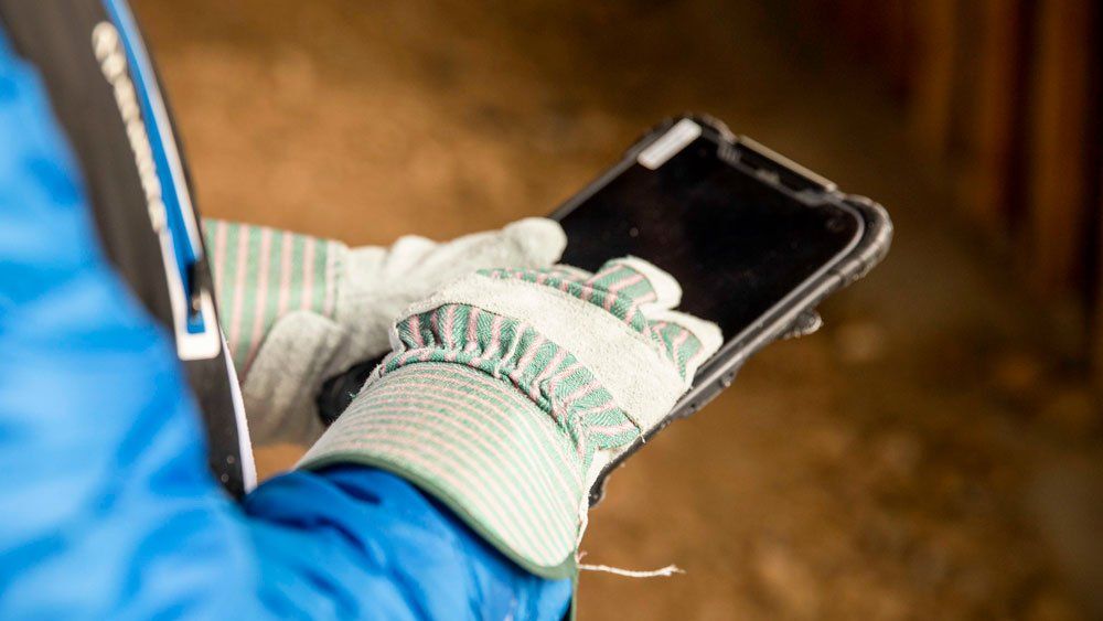 Using Sonim RS80 mobile computer device with gloves on