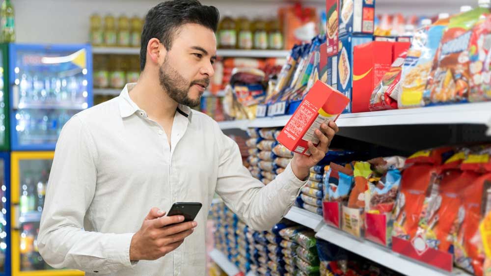 retail worker using Smartphones for Stockers