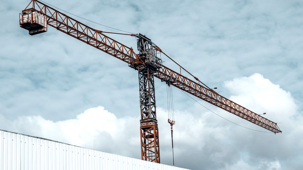 stacker-crane-in-sky-above-warehouse